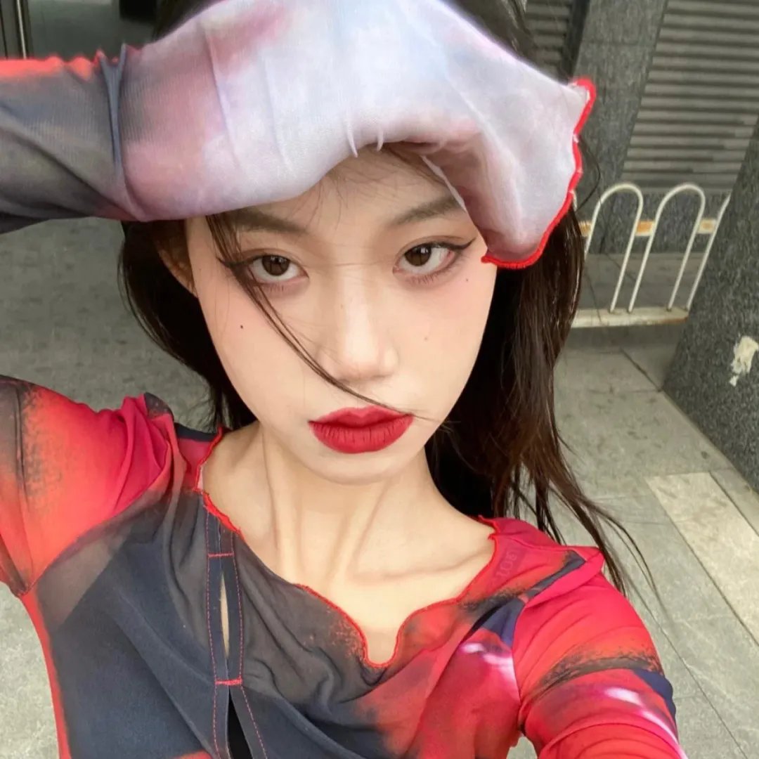 昂首挺胸